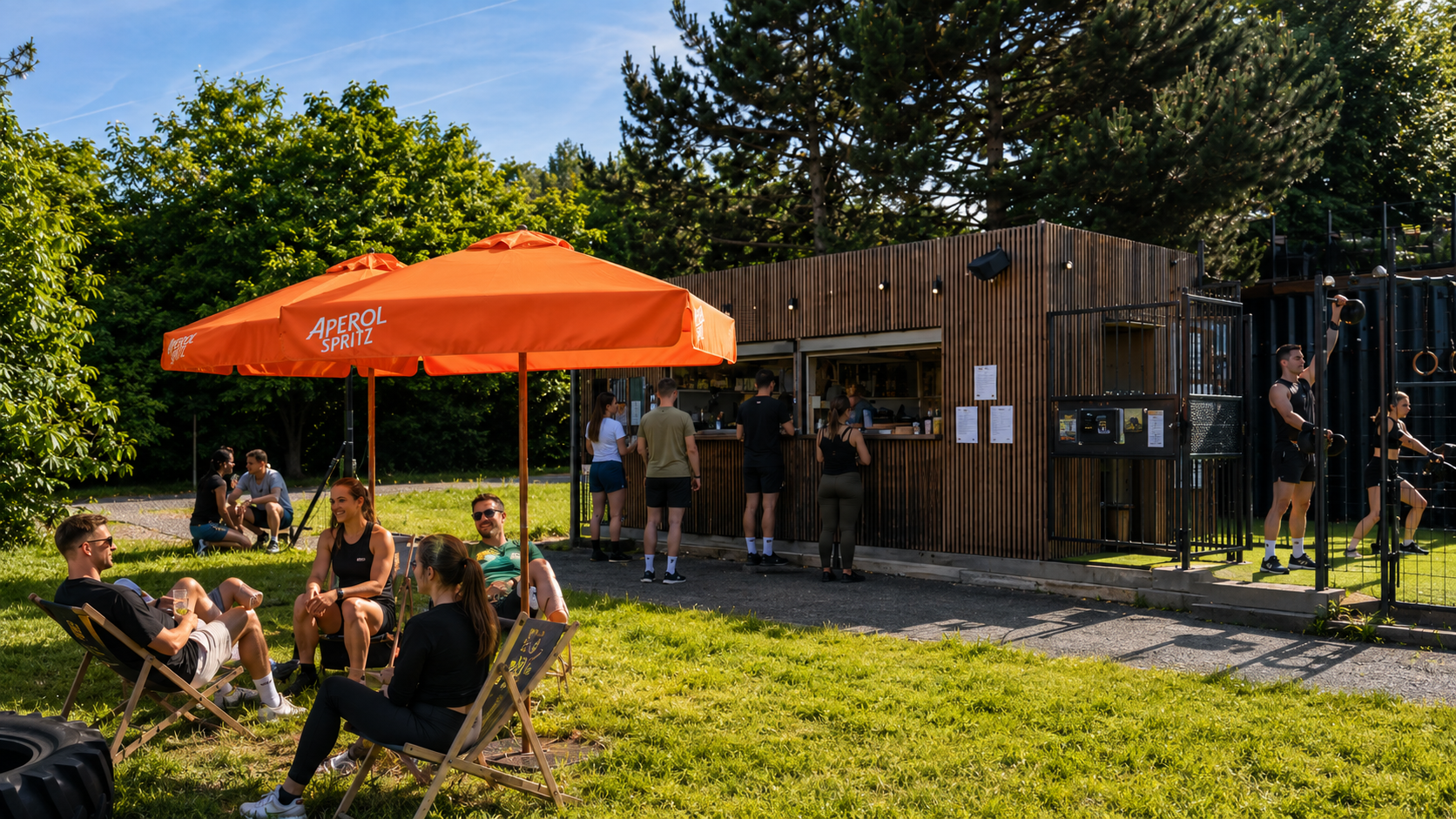 Bistro YARD Ladronka — venkovní posezení s lehátky a slunečníkem