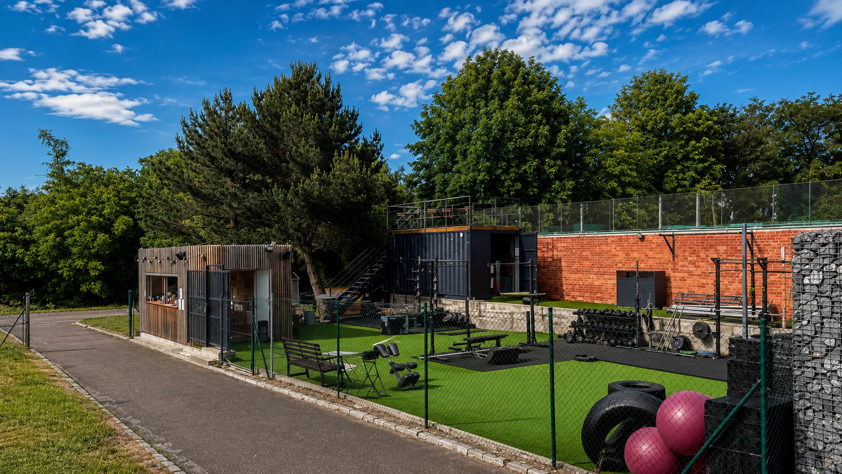 Areál YARD Ladronka — venkovní gym a stánek Bistro